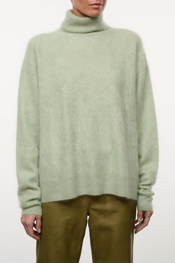Spearmint cashmere turtleneck sweater with long sleeves and ribbed hem