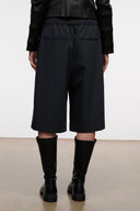 Smoke shorts with elastic waist, side pockets, dark knee-length cut
