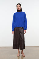 Cobalt cashmere crewneck sweater with long sleeves and straight hem