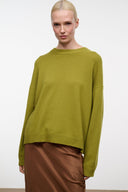 Relaxed cashmere crewneck sweater in green knit with ribbed crew neck and cuffs.